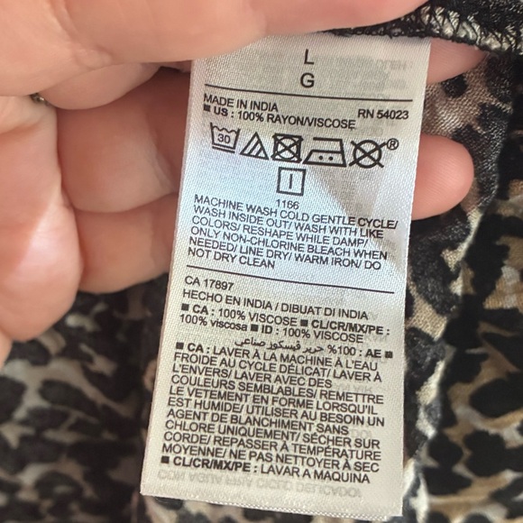 Old Navy Ruffled Crinkle-Texture Tie-Front
Stylish Animal Print Women's Top L - Picture 7 of 9